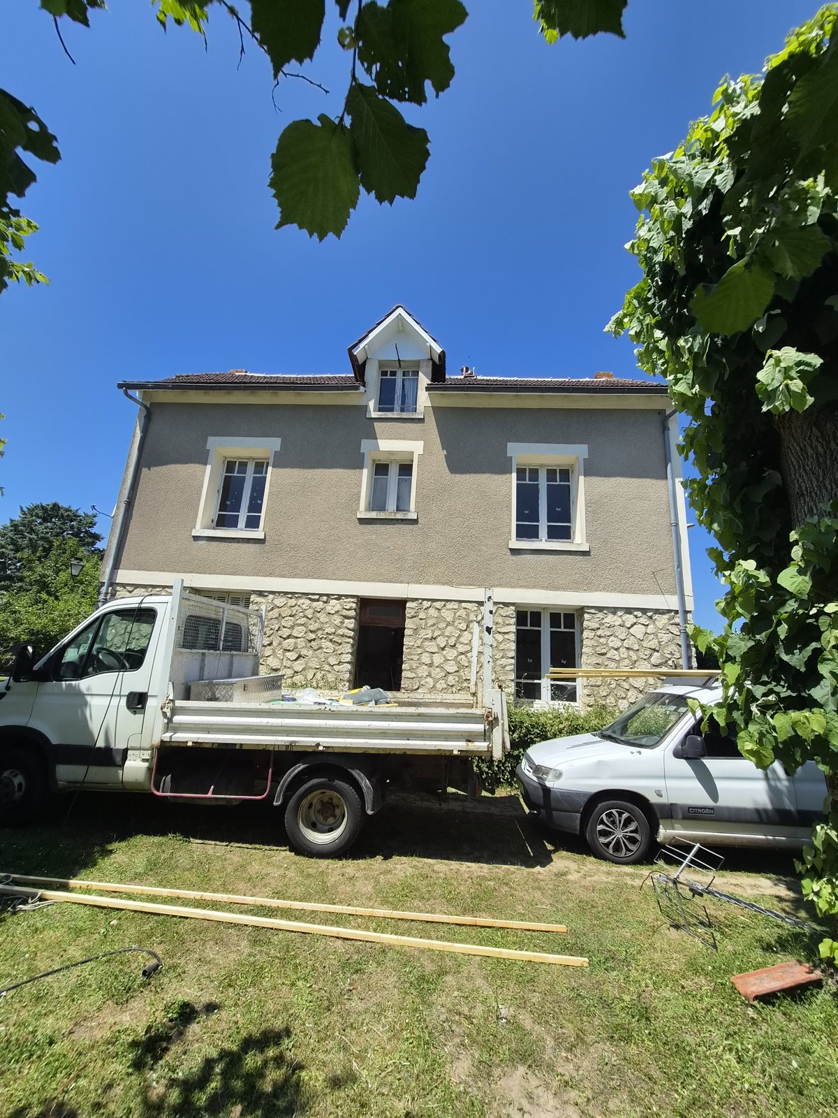 Chantier LS Rénov' : maison avec les véhicules de l'entreprise sur place