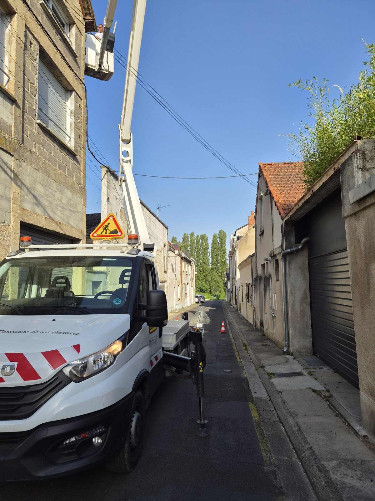 Intervention LS Rénov' : nacelle déployée dans une rue étroite